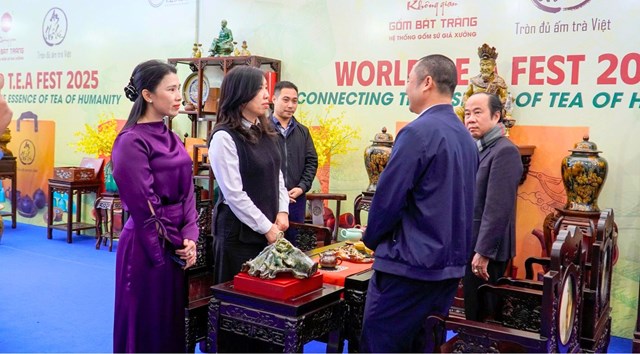 Thứ trưởng Bộ Ngoại giao L&ecirc; Thị Thu Hằng&nbsp;gh&eacute; thăm kh&ocirc;ng gian trưng b&agrave;y v&agrave; thưởng tr&agrave; trong khu&ocirc;n khổ World Tea Fest 2025