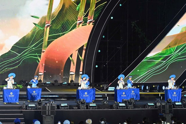 C&aacute;c tr&agrave; nương biểu diễn c&aacute;ch pha tr&agrave; theo phong c&aacute;ch Việt tại đ&ecirc;m khai mạc