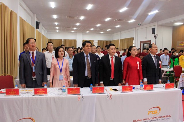 C&aacute;c đại biểu c&ugrave;ng Hội đồng, Ban gi&aacute;m hiệu v&agrave; c&aacute;c thầy c&ocirc; c&aacute;n bộ, gi&aacute;o vi&ecirc;n, học sinh Trường Trung cấp Ngoại thương thực hiện nghi lễ ch&agrave;o cờ