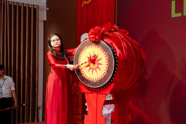Nh&agrave; gi&aacute;o Nguyễn Thị Hằng &ndash; Ph&oacute; Hiệu trưởng phụ tr&aacute;ch Nh&agrave; trường đọc diễn văn khai giảng v&agrave; thực hiện thi thức đ&aacute;nh trống khai giảng năm học 2026-2027 của Trường Trung cấp Ngoại thương