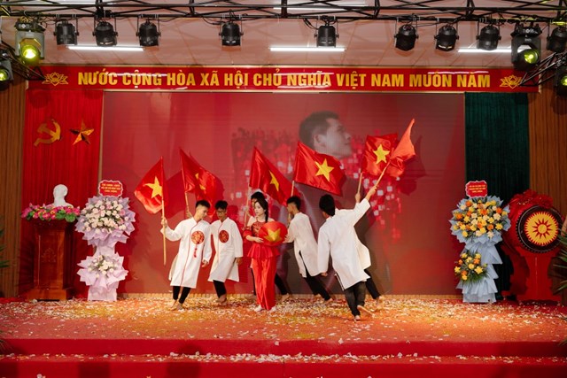 C&aacute;c tiết mục văn nghệ đặc sắc do c&aacute;c học sinh Trường Trung cấp Ngoại thương biểu diễn
