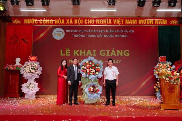 &Ocirc;ng Nguyễn Quốc H&ugrave;ng - Tổng Bi&ecirc;n tập Tạp ch&iacute; Kinh tế v&agrave; Đồ uống tặng hoa ch&uacute;c mừng đại diện Trường Trung cấp Ngoại thương trong Lễ khai giảng