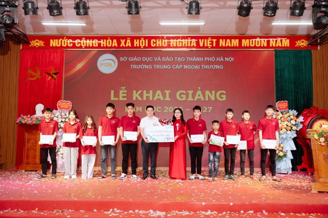 Đại diện Ng&acirc;n h&agrave;ng Vietcombank tặng học bổng trị gi&aacute; 10 triệu đồng cho c&aacute;c em học sinh