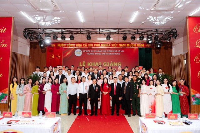 C&aacute;c Đại biểu chụp ảnh lưu niệm c&ugrave;ng đại diện Hội đồng, Ban gi&aacute;m hiệu v&agrave; c&aacute;c thầy c&ocirc; c&aacute;n bộ, gi&aacute;o vi&ecirc;n Trường Trung cấp Ngoại thương