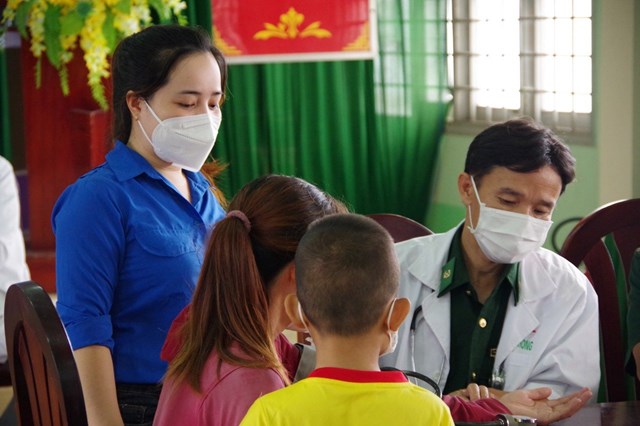 Phối hợp với Ch&iacute;nh quyền, Đo&agrave;n thanh ni&ecirc;n kịp thời quan t&acirc;m, hỗ trợ gi&uacute;p đỡ tuy&ecirc;n truyền, thăm kh&aacute;m sức khỏe&nbsp; cho c&aacute;c hộ gia đ&igrave;nh