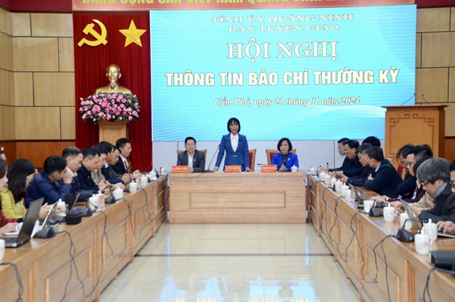 Đồng ch&iacute; Nguyễn Thị Kim Nh&agrave;n, Ph&oacute; Ban Tuy&ecirc;n gi&aacute;o Tỉnh ủy, ph&aacute;t biểu tại hội nghị.