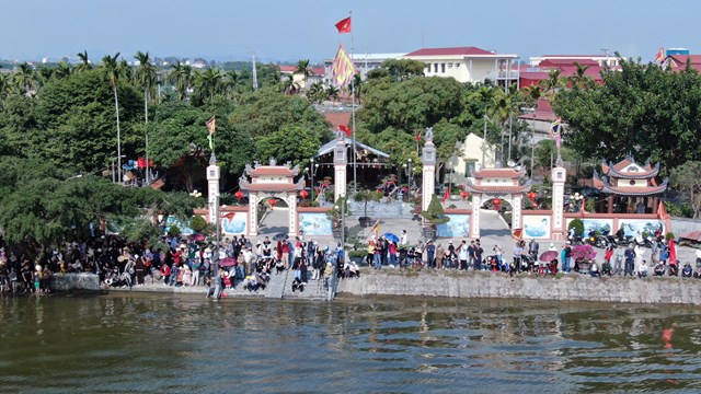 Người&nbsp;d&acirc;n điạ phương v&agrave; du kh&aacute;ch thập phương n&ocirc; nức đi lễ hội