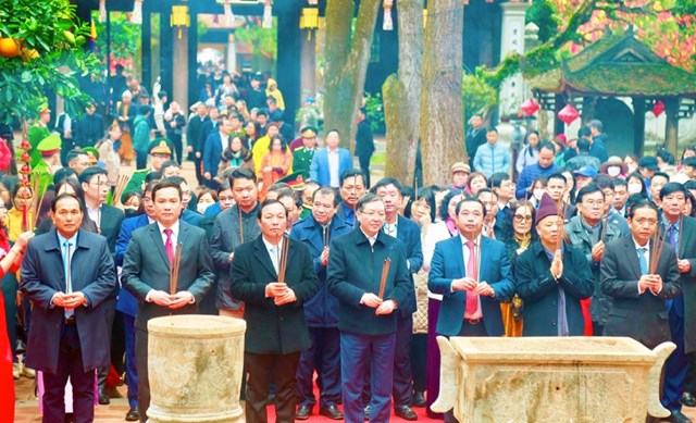 C&aacute;c đại biểu l&atilde;nh đạo Trung ương, l&atilde;nh đạo tỉnh Hải Dương d&acirc;ng hương tưởng niệm 690 năm ng&agrave;y vi&ecirc;n tịch của Đệ Tam Tổ Tr&uacute;c L&acirc;m Huyền Quang t&ocirc;n giả.