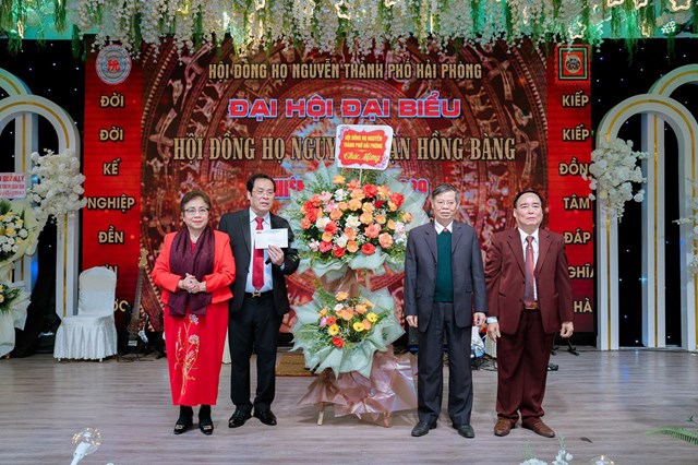 Đại diện Hội đồng họ Nguyễn TP. Hải Ph&ograve;ng tặng hoa ch&uacute;c mừng