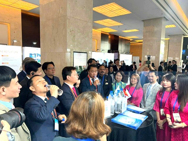 Chủ tịch, Tổng Gi&aacute;m đốc Hội đồng Nước ch&acirc;u &Aacute; v&agrave; c&aacute;c đại biểu tham quan gian h&agrave;ng, sử dụng nước tinh khiết The One tại Hội nghị Hội đồng Nước ch&acirc;u &Aacute; (AWC) lần thứ 23