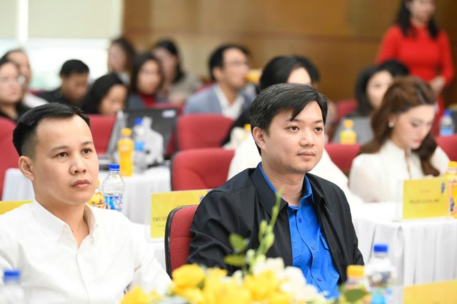 &Ocirc;ng Nguyễn Minh Triết (b&ecirc;n phải) - Th&agrave;nh vi&ecirc;n của Hội đồng chuy&ecirc;n m&ocirc;n của Gương mặt trẻ Việt Nam ti&ecirc;u biểu