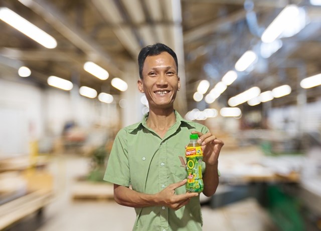 Anh Nguyễn Xu&acirc;n Trung l&agrave; kh&aacute;ch h&agrave;ng may mắn nhất trong h&egrave; 2025 khi tr&uacute;ng 100 triệu đồng nhờ giải nhiệt, giảm căng thẳng mỗi ng&agrave;y với Tr&agrave; Xanh Kh&ocirc;ng Độ.&nbsp;(Ảnh NVCC).