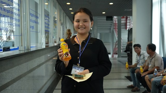 Chị L&ecirc; Thị Ngọc Trang c&ugrave;ng gia đ&igrave;nh vượt hơn 100km để về tận trụ sở C&ocirc;ng ty Number 1 nhận thưởng 50 triệu đồng trong h&egrave; 2025.