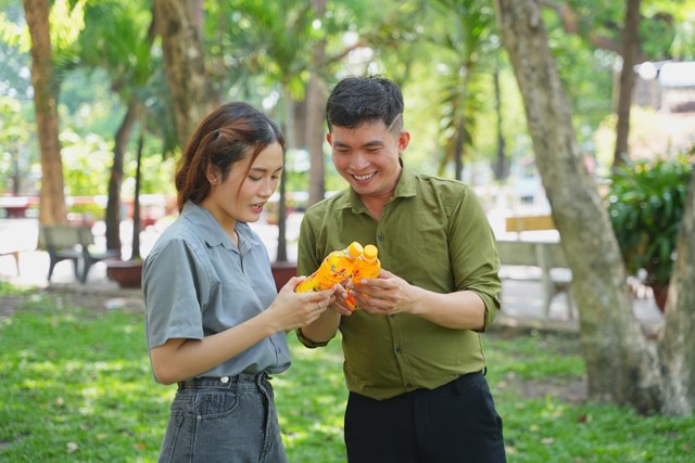 Sau khi uống, nhiều người n&aacute;n lại th&ecirc;m v&agrave;i ph&uacute;t để x&eacute; nh&atilde;n, lấy m&atilde; v&agrave; nhập v&agrave;o điện thoại.