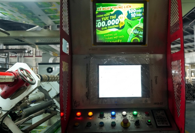 Hệ thống sản xuất v&agrave; in m&atilde; vận h&agrave;nh tự động tr&ecirc;n d&acirc;y chuyền, nơi mỗi m&atilde; được tạo ra m&agrave; kh&ocirc;ng c&oacute; sự can thiệp của con người.