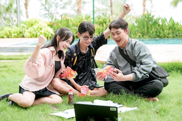 Nhiều người sau khi uống Tr&agrave; Dr Thanh, Tr&agrave; Xanh Kh&ocirc;ng Độ hay Nước tăng lực Number 1 giờ kh&ocirc;ng c&ograve;n vội bỏ chai đi ngay như trước m&agrave; giữ lại th&ecirc;m v&agrave;i gi&acirc;y để x&eacute; nh&atilde;n, nhập m&atilde; thử vận may.