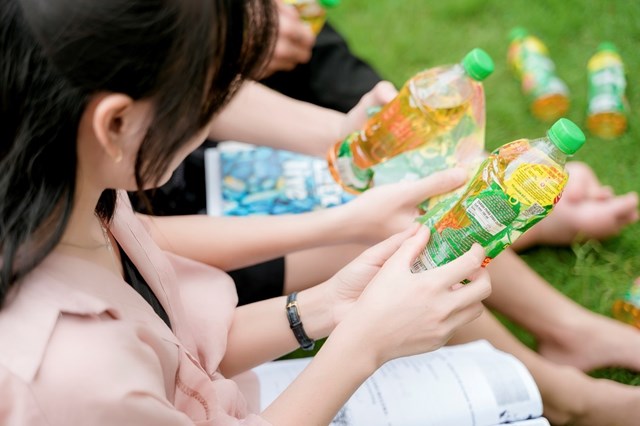 Tại nhiều qu&aacute;n nước ven đường, chuyện vừa uống nước vừa nhập m&atilde; thử vận may đang dần trở n&ecirc;n quen thuộc trong m&ugrave;a h&egrave; n&agrave;y.