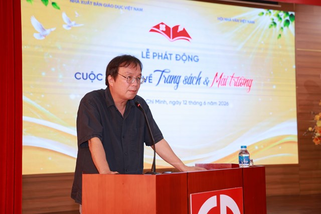 Nh&agrave; thơ Nguyễn Tiến Thanh, Chủ tịch Hội đồng Th&agrave;nh vi&ecirc;n, Tổng Gi&aacute;m đốc Nh&agrave; xuất bản Gi&aacute;o dục Việt Nam ph&aacute;t biểu tại buổi lễ.