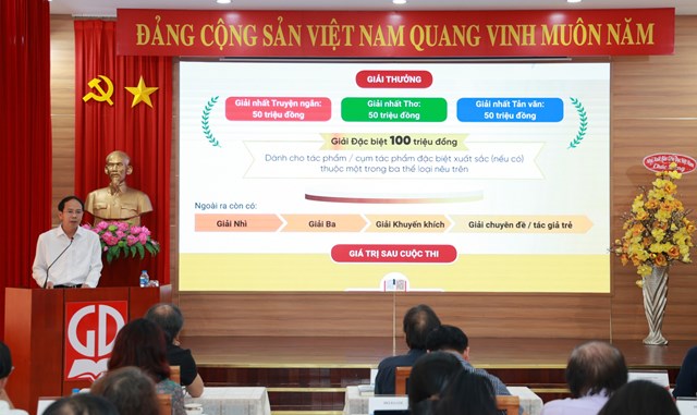 PGS, TS Nguyễn Văn T&ugrave;ng - Th&agrave;nh vi&ecirc;n Hội đồng th&agrave;nh vi&ecirc;n NXBGDVN phổ biến thể lệ cuộc thi.