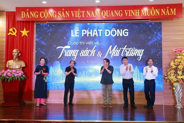 C&aacute;c vị đại biểu thực hiện nghi thức ph&aacute;t động cuộc thi.