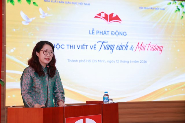 B&ugrave;i Trần Quỳnh Ngọc - Ph&oacute; Hiệu trưởng Trường Đại học Sư phạm Th&agrave;nh phố Hồ Ch&iacute; Minh ph&aacute;t biểu hưởng ứng lễ ph&aacute;t động.