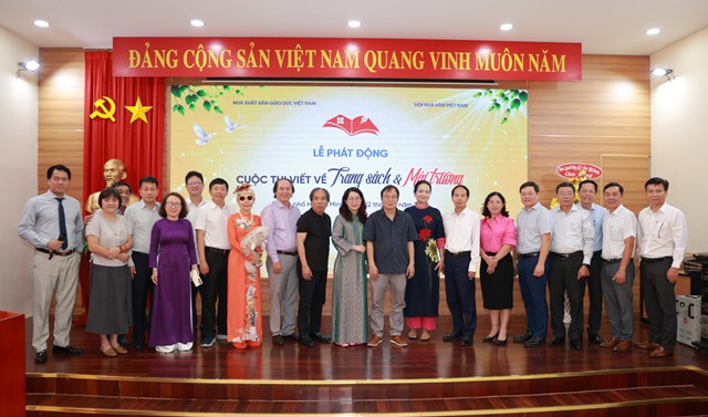 C&aacute;c vị đại biểu chụp h&igrave;nh lưu niệm.