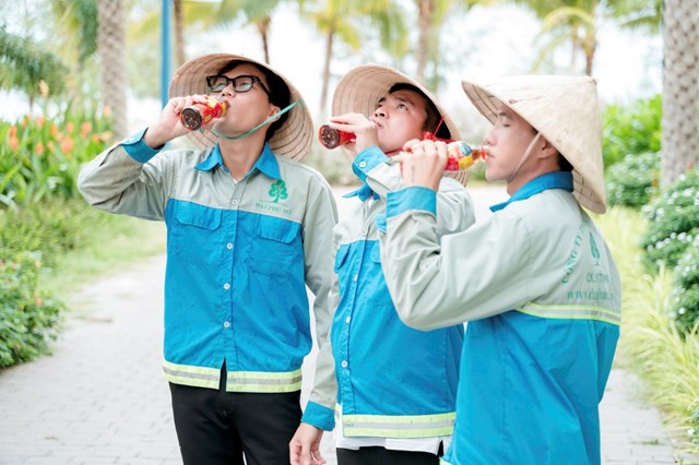 Vừa thanh nhiệt cơ thể ng&agrave;y nắng n&oacute;ng với Tr&agrave; Dr Thanh, Tr&agrave; Xanh Kh&ocirc;ng Độ, Number 1 vừa dễ d&agrave;ng c&oacute; cơ hội tr&uacute;ng hơn 500.000 giải thẻ nạp điện thoại v&agrave; 3 giải Đặc biệt, mỗi giải trị gi&aacute; 100 triệu đồng tiền mặt trong h&egrave; năm nay.