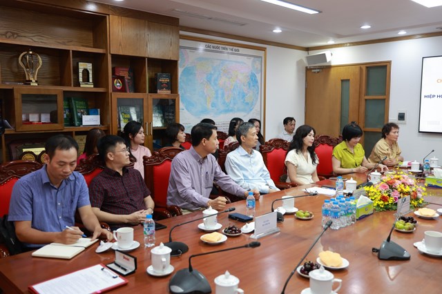 Đại diện Hiệp hội S&aacute;ch gi&aacute;o dục v&agrave; Học liệu điện tử Việt Nam v&agrave; kh&aacute;ch mời