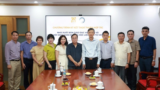 Đại diện NXBGDVN v&agrave; đại diện Hiệp hội S&aacute;ch gi&aacute;o dục v&agrave; Học liệu điện tử Việt Nam c&ugrave;ng c&aacute;c vị kh&aacute;ch mời chụp h&igrave;nh lưu niệm