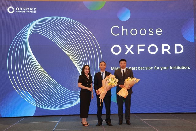 B&agrave; Nguyễn Uy&ecirc;n - Trưởng Đại diện VP NXB Đại học Oxford tại Việt Nam tặng hoa cho &ocirc;ng Nguyễn Ch&iacute; B&iacute;nh &ndash; Ph&oacute; Tổng gi&aacute;m đốc thường trực NXBGDVN v&agrave; &ocirc;ng Ho&agrave;ng T&ugrave;ng - Gi&aacute;m đốc C&ocirc;ng ty Cổ phần Gi&aacute;o dục Quốc tế UKTA