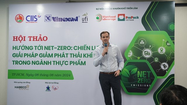 &Ocirc;ng Vincent Mauer - Tổng Gi&aacute;m đốc C&ocirc;ng ty TNHH GEA Việt Nam v&agrave; Philippines chia sẻ tại hội thảo &ldquo;Hướng tới Net-Zero: Chiến lược v&agrave; giải ph&aacute;p giảm ph&aacute;t thải kh&iacute; nh&agrave; k&iacute;nh trong ng&agrave;nh thực phẩm&rdquo;, tại TP. HCM