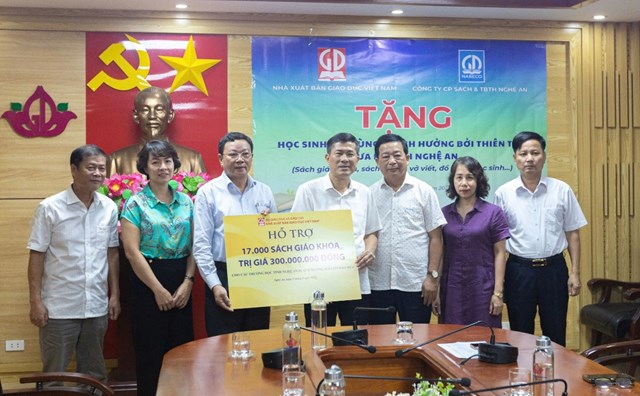 &Ocirc;ng Ng&ocirc; Văn Hoan &ndash; Ph&oacute; Tổng Gi&aacute;m đốc NXBGDVN trao biển tượng trưng tặng s&aacute;ch gi&aacute;o khoa cho l&atilde;nh đạo Sở GD&amp;ĐT Nghệ An.