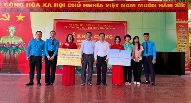 Đại diện NXBGDVN trao tặng s&aacute;ch gi&aacute;o khoa cho Trường Tiểu học Thị trấn Thạch Gi&aacute;m I.