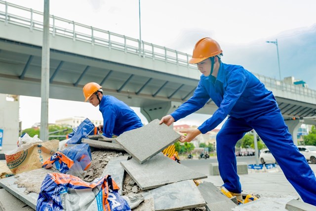 Vận động li&ecirc;n tục trong thời tiết nắng n&oacute;ng sẽ khiến cơ thể mất nước v&agrave; giảm sự bền bỉ