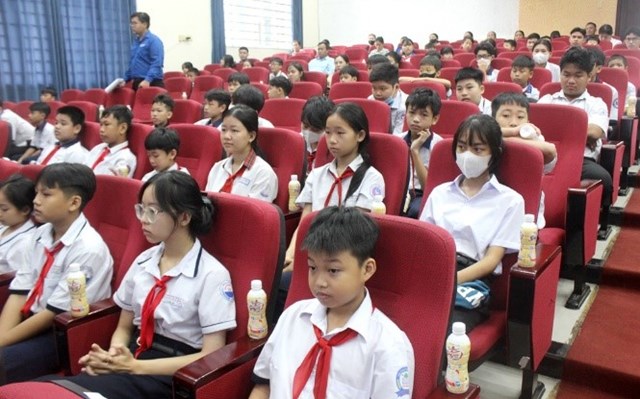 200 em học sinh nhận học bổng &ldquo;Nối trọn y&ecirc;u thương - N&acirc;ng bước tới trường&rdquo; đều l&agrave; những tấm gương ti&ecirc;u biểu trong phong tr&agrave;o thi đua vượt kh&oacute; học tốt, r&egrave;n luyện tốt của tỉnh.