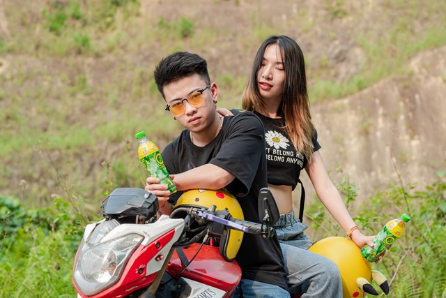 Tr&agrave; Xanh Kh&ocirc;ng Độ l&agrave; &ldquo;must-have item&rdquo; kh&ocirc;ng thể thiếu của người trẻ để giảm căng thẳng mệt mỏi trong những chuyến đi trải nghiệm thi&ecirc;n nhi&ecirc;n, giải nhiệt cuộc sống.