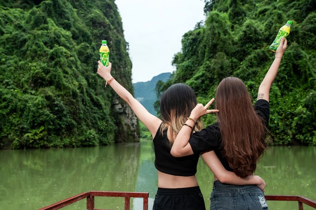 Được l&agrave;m từ l&aacute; tr&agrave; xanh nguy&ecirc;n chất với EGCG, Tr&agrave; Xanh Kh&ocirc;ng Độ mang đến cảm gi&aacute;c tươi m&aacute;t để giải nhiệt cuộc sống mọi l&uacute;c, mọi nơi.