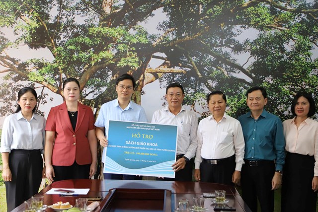 NXBGDVN chung tay tiếp sức học sinh v&#224; nh&#224; trường v&#249;ng t&#226;m b&#227;o - Ảnh 1