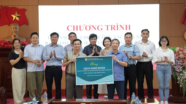 NXBGDVN chung tay tiếp sức học sinh v&#224; nh&#224; trường v&#249;ng t&#226;m b&#227;o - Ảnh 4