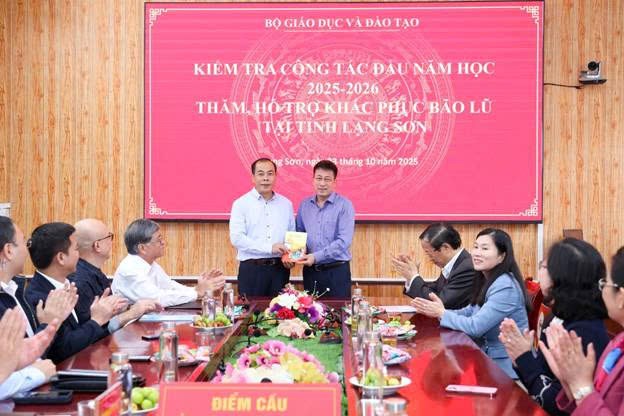 NXBGDVN chung tay tiếp sức học sinh v&#224; nh&#224; trường v&#249;ng t&#226;m b&#227;o - Ảnh 6