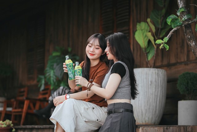 Người trẻ chill với Tr&agrave; xanh Kh&ocirc;ng độ b&ecirc;n hi&ecirc;n nh&agrave; để tận hưởng khoảnh khắc thư gi&atilde;n v&agrave; sảng kho&aacute;i cho t&acirc;m tr&iacute;.