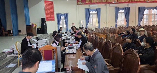 C&aacute;n bộ PGD Ng&acirc;n h&agrave;ng CSXH Vĩnh Tường giải ng&acirc;n nguồn vốn t&iacute;n dụng ch&iacute;nh s&aacute;ch tại điểm giao dịch x&atilde;