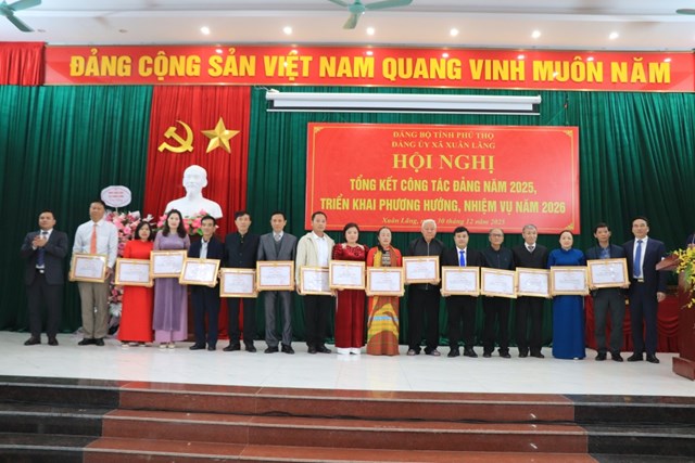 L&atilde;nh đạo Đảng ủy x&atilde; Xu&acirc;n L&atilde;ng tặng Giấy khen cho c&aacute;c tập thể, c&aacute; nh&acirc;n c&oacute; th&agrave;nh t&iacute;ch xuất sắc năm 2025