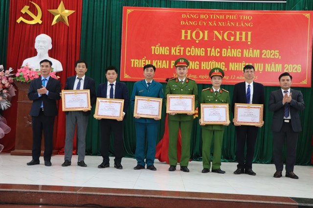 L&atilde;nh đạo x&atilde; Xu&acirc;n L&atilde;ng tặng Giấy khen cho c&aacute;c tập thể, c&aacute; nh&acirc;n c&oacute; th&agrave;nh t&iacute;ch xuất sắc trong năm 2025