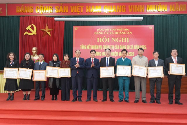 L&atilde;nh đạo x&atilde; Ho&agrave;ng An tặng Giấy khen cho c&aacute;c tập thể, c&aacute; nh&acirc;n c&oacute; th&agrave;nh t&iacute;ch xuất sắc năm 2025