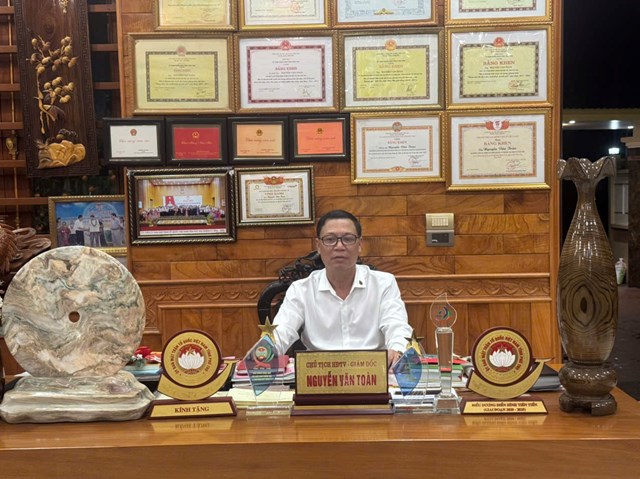 Với những cống hiến, th&agrave;nh t&iacute;ch xuất sắc trong phong tr&agrave;o n&ocirc;ng d&acirc;n thi đua sản xuất kinh doanh giỏi, &ocirc;ng Nguyễn Văn To&agrave;n đ&atilde; nhận được nhiều Bằng khen, Giấy khen của cấp c&oacute; thẩm quyền từ cơ sở đến Trung ương