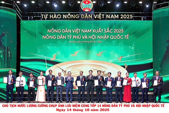 &Ocirc;ng Nguyễn Văn To&agrave;n v&agrave; 13 N&ocirc;ng d&acirc;n tỷ ph&uacute; v&agrave; hội nhập quốc tế 2025 chụp ảnh lưu niệm c&ugrave;ng Chủ tịch nước Lương Cường