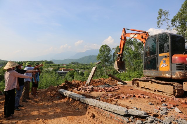 Lực lượng chức năng x&atilde; Đại Đ&igrave;nh tăng cường xử l&yacute; vi phạm đất đai tr&ecirc;n địa b&agrave;n