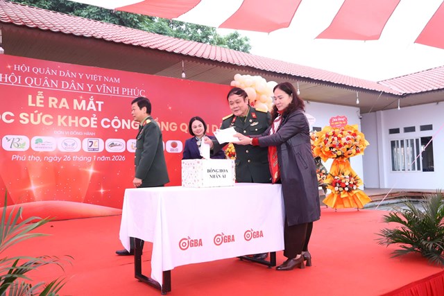 H&igrave;nh ảnh c&aacute;c đại biểu quy&ecirc;n g&oacute;p ủng hộ ch&aacute;u Trần Thị Hợp tại buổi lễ