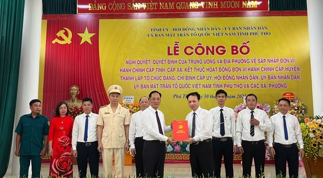 L&atilde;nh đạo tỉnh Ph&uacute; Thọ trao quyết định tại Lễ c&ocirc;ng bố th&agrave;nh lập x&atilde; Vĩnh Th&agrave;nh theo Nghị quyết của Ủy ban Thường vụ Quốc hội ng&agrave;y 30/6/2025.